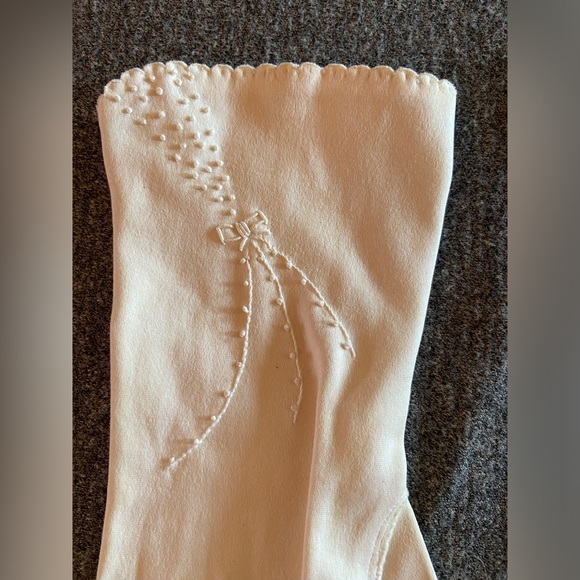 Vintage off-white gloves w/ embroidered detail - Picture 3 of 9